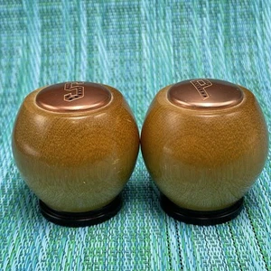 Salero y pimentero redondeado de madera de colección con tapas de cobre hecho en EE. UU. esfera globo - Imagen 1 de 10