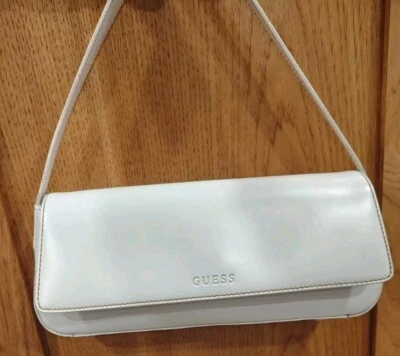 Bolso sin asas GUESS blanco PATENTE PIEL SINTÉTICA LOGOTIPO bolso de hombro/cartera noche B15 Foto 1 de 4