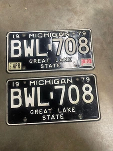 VINTAGE 1979 83 MICHIGAN MI NUMMERNSCHILDER BWL-708 SCHWARZ-WEISS KLASSISCHES PAAR - Bild 1 von 4