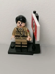 WW2 German Leader Minifigure Limited Version With Flag - Foto 1 di 2