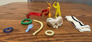Vintage Barbie Unterwäsche weißer BH, Miniatur Konvolut Halskette Trophäe (ab) - Bild 1 von 6