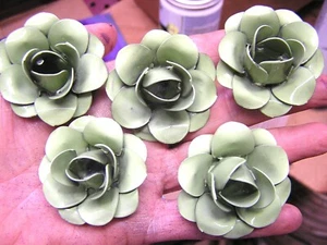 FIVE medium GREEN roses, metal flowers for embellishments and accents - Photo 1 sur 1