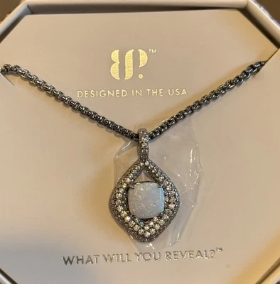 Collar Bomb Party BP Octubre Cumpleaños Llevando el Brillo Ópalo Blanco sobre Hematita Foto 1 de 4