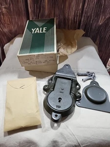 Cerradura Yale NOS WW2 EE. UU. Militar Baúl Footlocker con llaves y herrajes en caja - Imagen 1 de 6