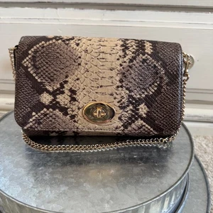 Bolso sin asas Coach Mini Rubí Piel de Serpiente Estampado Cuero Cadena Giratoria Debería - Imagen 1 de 6