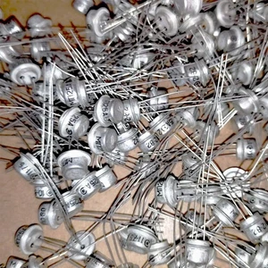 100 Stück Germanium Transistoren PNP MP25A ~ 1N189 AC116 2SB136 Fuzz Face UdSSR Boxed - Bild 1 von 3