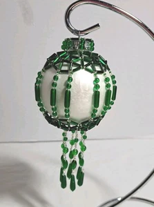 Cuentas enjauladas verdes árbol de Navidad semillas adorno hecho a mano - Imagen 1 de 1
