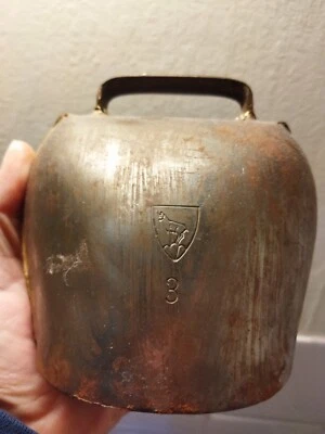 Ancienne cloche sonnaille fer gravée d'un chamois dans un blason et taille 3 - Photo 1/4