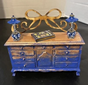 Puppenhaus blau hombre bemalte Kommode mit Lampen und Buch 1:12 - Bild 1 von 4