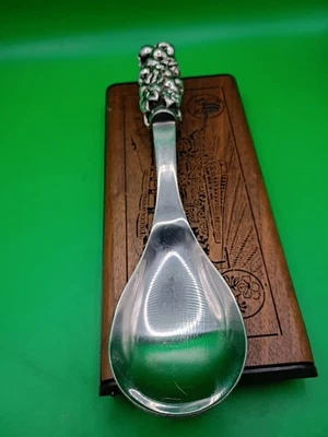 Cuchara china de acero inoxidable Boston Warehouse con diseño de manzanas 9" Foto 1 de 4