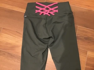 Leggings Fabletics Power Hold Entrecruzados Espalda Cordones Verde con Cordones Rosa Pequeños - Imagen 1 de 6