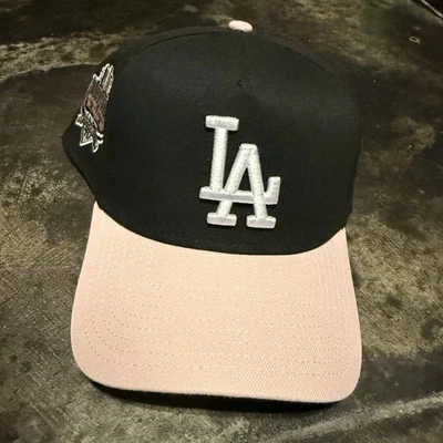 Gorra New Era a Frame 9Forty Snapback La Dodgers negra y rosa Foto 1 de 4