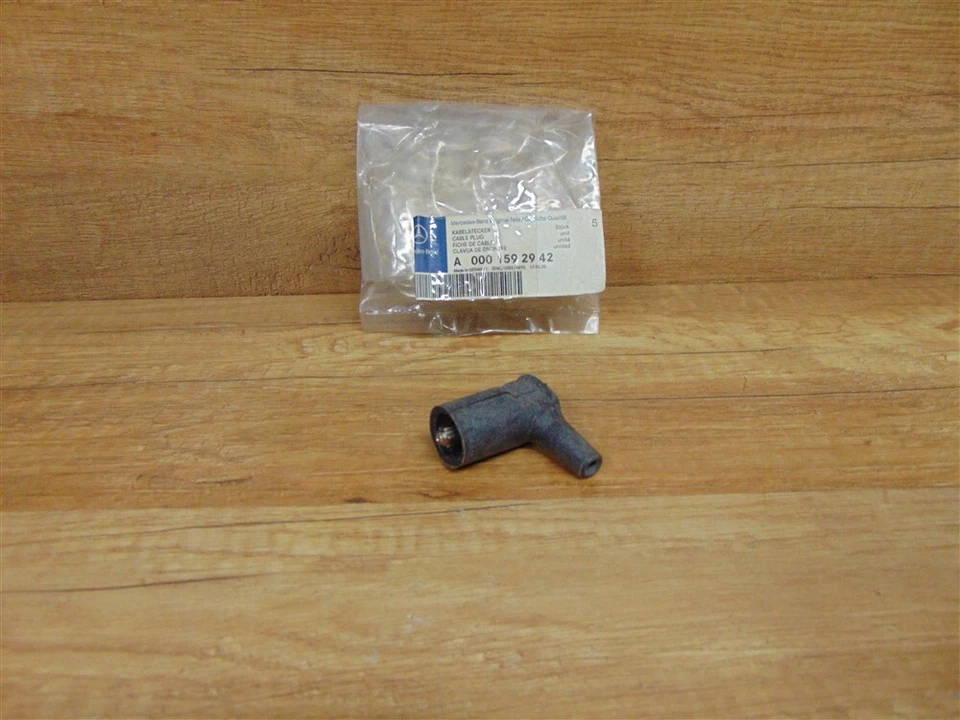 Ignition Coil Cable Connector Mercedes M102/103/104/110/117/120/123 A0001592942 - Image 1 of 1