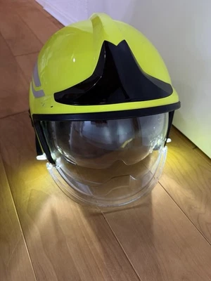 Original MSA Gallet F1 XF Feuerwehr Helm mit LED-Lampe Größe L von 2022 TOP - Bild 1 von 4