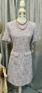 Neu mit Etikett Lavendel Tweed Kleid Größe L mit Chanel Knöpfen - Bild 1 von 6