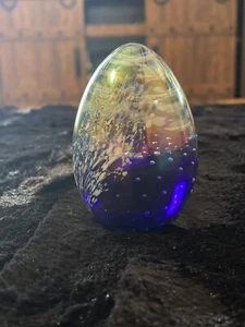 "Pisapapeles Studio Art Glass iridiscente forma huevo 3"" ovalado púrpura/azul (N43)" - Imagen 1 de 2