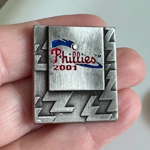 Vtg Philadelphia Phillies 2001 Pin – Brushed Metal MLB Square Badge Pewter Look - Picture 1 of 4