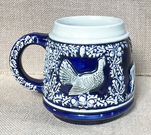 Taza Alemana De Colección Stein Pavo Buck 1/2 Litro Azul Off White Rústico Hombre Cueva - Imagen 1 de 11