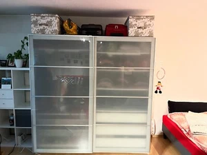 PAX Kleiderschrank weiß mit Milchglasschiebetüren Gebracht - Bild 1 von 3