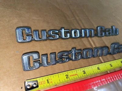 Ford F100 1978 F250 F350 F700 juego de emblemas guardabarros delantero "cabina personalizada" juego de emblemas Foto 1 de 4