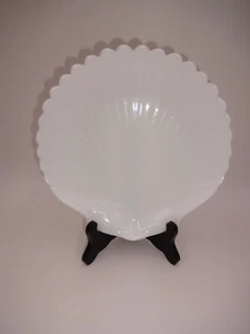 Vintage Arcopal Coquillage White Milk Glass Clam Shell Salad Plate 7-3/4" France - Picture 1 of 3