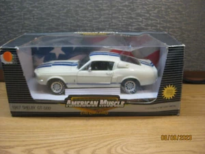 1/18 1967 FORD MUSTANG SHELBY GT-500 IN BIANCO BY ERTL/AMERICAN MUSCLE #33569 - Foto 1 di 24