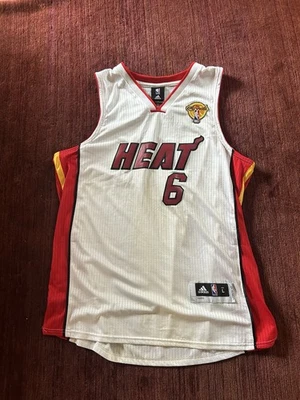 Camiseta deportiva de baloncesto de la NBA Miami Heat LeBron James #6 parche con el logotipo de las finales talla 50. Foto 1 de 4