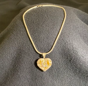 Used 18"  "Silver Vintage Heart Locket Necklace - Picture 1 of 4