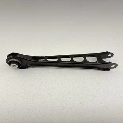 Оригинальный задний продольный нижний рычаг управления левый или правый для Chevrolet Camaro 16–24 годов выпуска - Изображение 1 из 4