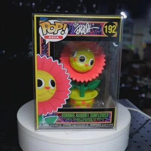Funko Pop Ron Englis Asia Ronnie Rabbit Sun Flower Black Light #192 mit Protektor - Bild 1 von 6