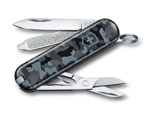 VICTORINOX SWISS ARMY CLASSIC NAVY CAMOUFLAGE POCKET KNIFE (35919) BRAND NEW - Picture 1 of 2