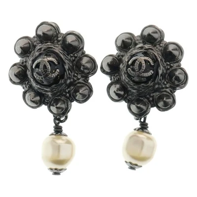CHANEL Coco Mark Costume Pearl Earrings A12 A Silver black Used e4e04693e3a2c4f7 - Image 1 of 4