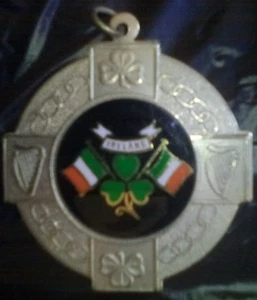 1 X METAL  IRISH CELTIC MEDALLION IRELAND 4.5 CM FLAGS - Picture 1 of 1