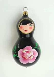 NUEVO Adorno de árbol de Navidad de vacaciones para niña muñeca rusa de vidrio elegante negro - Imagen 1 de 2