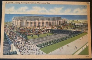 Postal de lino de Cleveland, Ohio ~ Multitud que sale del estadio municipal ~ 1947 ~ Deportes - Imagen 1 de 2
