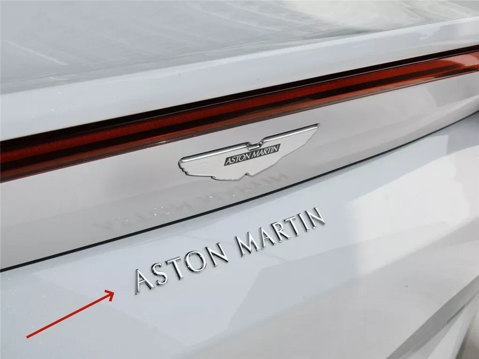 Aston Martin DB11 Vantage Script emblema trasero cromo astilla JY53-001B40-AA 1 PIEZA Foto 1 de 3