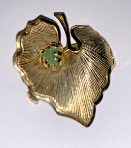 Broche prendedor vintage de hoja verde jade tono dorado - Imagen 1 de 10