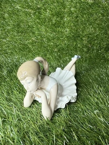 Nao Lladro Figur NACHDENKLICHE BALLERINA BALLETTTÄNZERIN MÄDCHEN LIEGEND - Bild 1 von 8