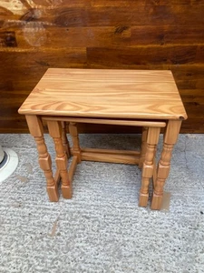 Nido retro vintage de 2 mesas laterales de pino natural macizo marrón - Imagen 1 de 4