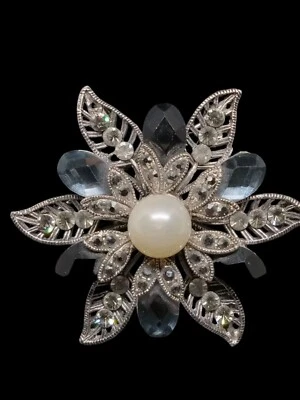 Broche prendedor Premier Designs para damas "Pearls Night Out" tono plateado estrella ráfaga  Foto 1 de 2
