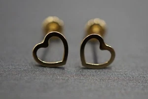 Pendientes traseros atornillados de corazón abierto lisos pulidos de oro amarillo liso de 14 K de 5 mm. - Imagen 1 de 8