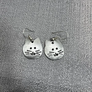 Pendientes de gancho de plata con dije de cara de gato de gatito de 3/4" cabeza de gato - Imagen 1 de 2