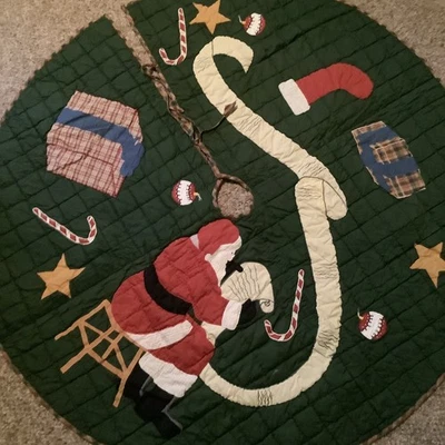 Falda de árbol Country Mountain Santa acolchada con retazos 51”. Patch Magic Group Foto 1 de 4