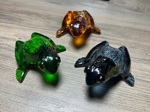 JUEGO DE TRES RANAS SALTADORAS LALIQUE EN VERDE, ÁMBAR Y AZUL PÚRPURA ¡COMO NUEVO! - Imagen 1 de 9
