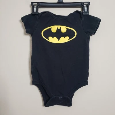 蝙蝠侠经典蝙蝠侠标志 T 恤 - 婴儿连体衣 — 第 1/4 张图片