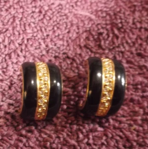 Pendientes perforados vintage SAL dorado y esmalte negro con piedras transparentes 1/2 aro - Imagen 1 de 2