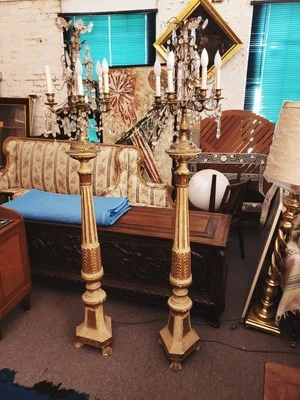 Antorchas - Madera dorada tallada y pintada del siglo XVIII neoclásica italiana de pie Foto 1 de 3