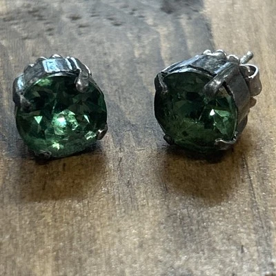 Aretes pequeños Sabika tono plata piedras verdes Foto 1 de 4