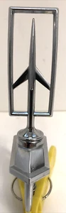 Oldsmobile 98 1977-1978 capó delantero adorno fábrica OEM GM 554895 emblema insignia - Imagen 1 de 24