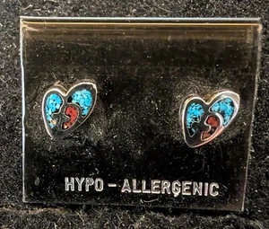 Orecchini Turchese e Corallo Chip Intarsiato Cuore/Croce Nichel Argento Orecchini Post - Foto 1 di 2